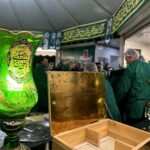 کارکنان شرکت صنعتی دوده فام در شام میلاد حضرت زهرا(س)، لباس سبز خادمی چایخانه حضرت رضا(ع) را بر تن نمودند