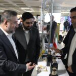 بازدید مدیرعامل هلدینگ انرژی سینا از غرفه شرکت صنعتی دوده فام در روز نخست نمایشگاه دستاوردهای تحقیق و توسعه