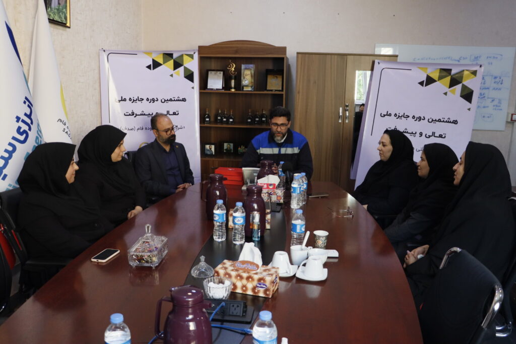 تقدیر مدیرعامل شرکت صنعتی دوده فام از بانوان شاغل در مجموعه به مناسبت روز زن