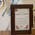 اهدای تندیس و تقدیرنامه اجلاس ملی «جان‌فدای ایران» به مدیرعامل شرکت صنعتی دوده‌ فام